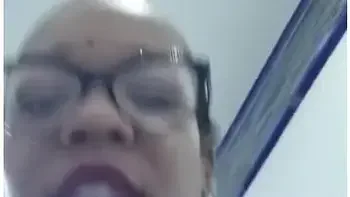 Uniqueen Peeing On The Bathroom