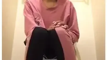 Ghetto light bitch with thick pussy on toilet