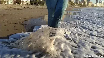 Wet shoot on a public beach with Crazy Model. Risky outdoor masturbation. Foot fetish. Pee in jeans.