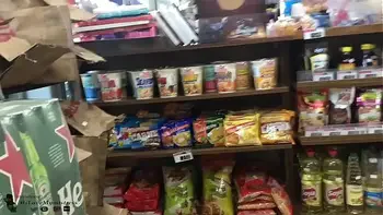 Mostrando Meu Cúzinho  Plugado e Mijando em público !!!