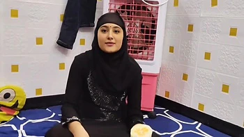 Desi Muslim Bhabi New Room Me Rehne Aai Padosi Ne Bhabi Ko Pele Din Me Hi Choda