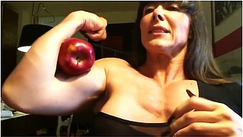 Muscle Girl Destroys Bad Apple With Her Huge Bicep