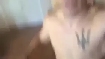 Hombre que comparte a  su novia