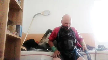 SklaveAndreas peitscht sein Schwanz in Latex