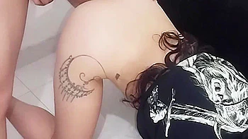 Hermosa Chica De La Universidad Sale De Estudiar Y Espera A Su Novio En Cuatro Para Ser Follada