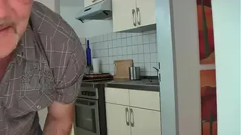 hidden camera!!! Dreckschwein fickt Dirty-Priscilla in der Büro Teeküche