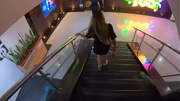 Sara Blonde caminando por el centro comercial en Bucaramanga con el lovense lush activado