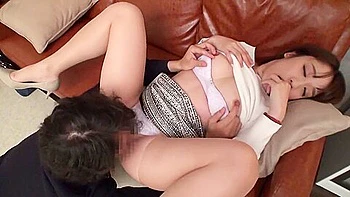 宮地ユリカがストッキングを履いて、足コキをしています。