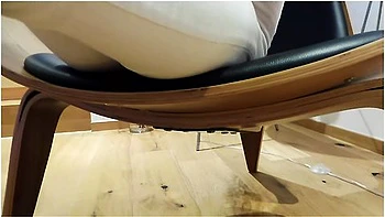 Sie Pisst Sich In Die Jeans Hose Und Reitet Trocken Seinen Schwanz