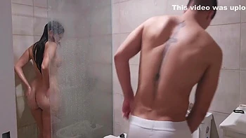 Le Escondo La Toalla A Mi Hermanastra Solo Como Pretexto Para Cojerla Rico