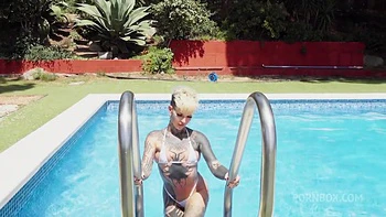 Australiana tatuada cachonda se folla dos BBC al mismo tiempo