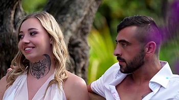 Carollina comes across two vampires - Jacquie et Michel TV