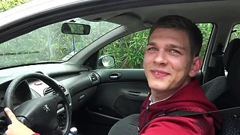 In the middle of the runway, Lily, 32, is beaming! - Jacquie et Michel TV