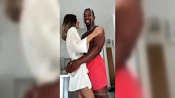 Companera de piso ninfomana me pide leche a todas horas y yo