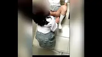 Dos Alumnas Lesbianas Mexicanas Tocándose en el Baño de la Escuela y Haciendo Sexo Oral! Dos ESTUDIANTES LESBIANAS MEXICANAS Calientes en el Baño de Mujeres se TOCAN Hasta TERMINAR!