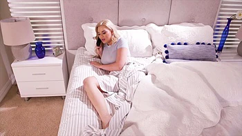 Lola, 28, fucked by two guys for her comeback! - Jacquie et Michel TV