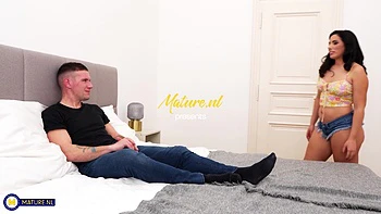 Facesitting Milf Linda Del Sol Rubs Her Shaved Pussy All Over His Face