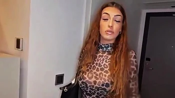 elle a donnée rv a deux blacks dans un hotel