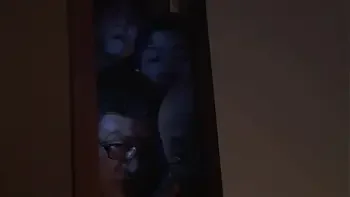 嫁いだ大家族は全員覗き魔　夫の家族は4人家族で全員男。それも覗きが家風という変態家族であった。まだまだ現役で勢力旺盛な義父、Hな事を考えさせたら右に出る者はいない長男、純粋な覗き好きな三男、元引きこもりで巨乳好きの四男。　Full→https://bit.ly/3dou3y8