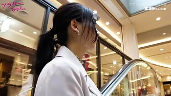 美形の巨乳お姉さんがバイブでGスポット刺激され剛毛オマンコから大量放尿