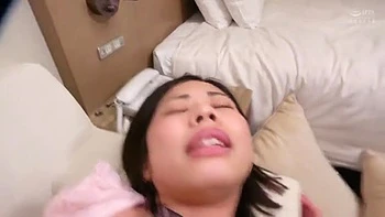 Gカップ美女がおっぱいを揉みしだかれ、パイズリ後の勃起チンポピストンで絶頂