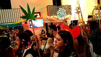 Lavyana has two experiences in one! - Jacquie et Michel TV