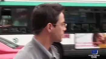 Alex, blonde nymphomane, ramène un jeune homme à grosse bite