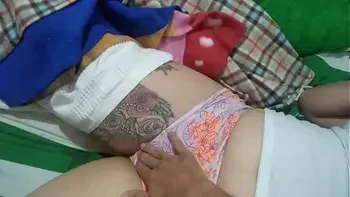 entro a la habitación de un hotel la grabo a escondidas me masturbo en su cara y le doy una gran explosión de semen con Lustylatinasex