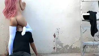 Me corro en la cara de mi novio mientras lo tengo haciendome un oral en la calle