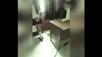 CÁMARA Graba a MAESTRO Y ALUMNA en la Oficina del Colegio! Colegiala Mexicana se DEJA FOLLAR por el PROFE por una MEJOR CALIFICACIÓN! Video Amateur Real!