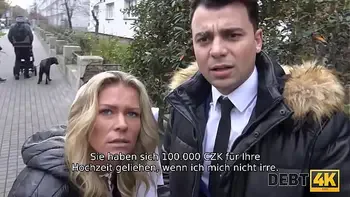 DEBT4k. Schuldeneintreiber fickt die Braut im weißen Kleid und in Strümpfen