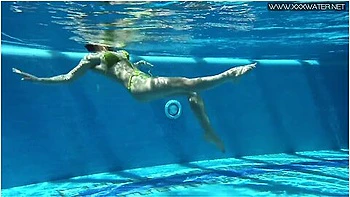 Milf Babe Nicole Pearl Shaking Ass Underwater