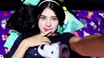 Yulieth Gomez: My Best Friend Sends Me a Hot Video of Her Masturbating with a Dildo - Amateur Latina Teen Solo