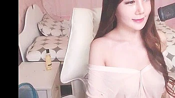 Erotic live chat with cute beautiful girl