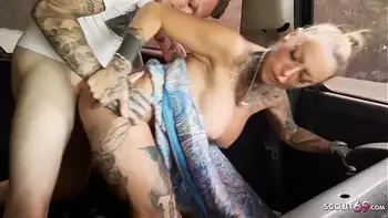 Deutsche Sexbombe KADA LOVE ist zurück - Jungspund im Auto AO gefickt