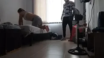 Sorprendí al repartidor al pagarle con mi culo porque no tuve dinero para pagar el pedido