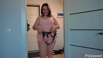 Куколд попросил девушку отсосать курьеру, но потом пожалел об этом