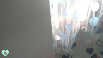 Descubrí porque mi hermanastra se tarda tanto en bañarse