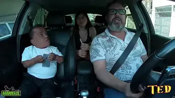 O anão da praça é nossa entra na carona e não resiste a bunda da Pamela Pantera - Zezinho Teves