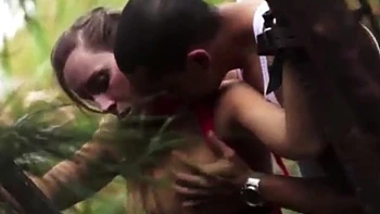 attachée en forét un inconnu abuse de moi