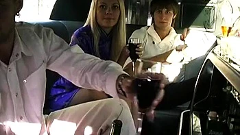 Sex couple oral and fuck in the limo