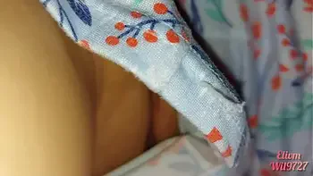 Jugando con el coño de mi hermanastra mientras ve porno mira como lo tiene