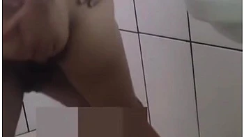 Fodendo A Empregada . No Banheiro !