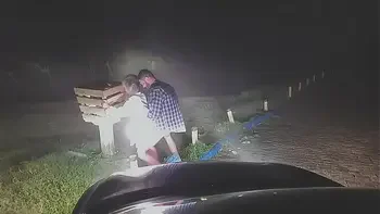 A dama de branco da encruzilhada levou uma madeirada que até caiu !