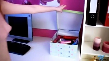 Kloe Kane In Spinner Redhead Strips And Masturbates