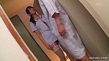 Em Y Ta Mai Dam Dang Va Nhung Cai Buoi To May Man Cua Benh Nhan Duoc Em Giup Xuat Tinh