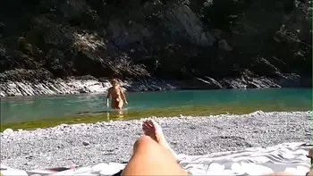 scopro donna al fiume tutta sola che si masturba si fa leccare la figa