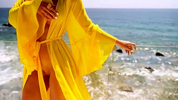 Curvy latina MILF babe exposes nude body