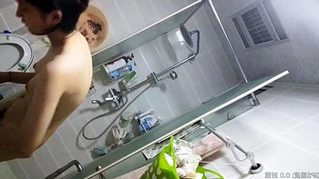 【シャワーを浴びて飲み物を飲む】容姿も気