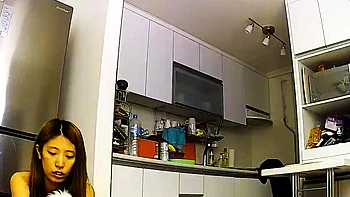 【割れカメラ】家庭内美女の日常露出集